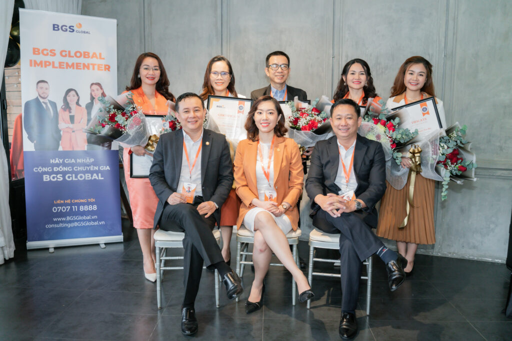 tất cả anh chị chuyên gia đều có gương mặt rất chi bình tĩnh sống